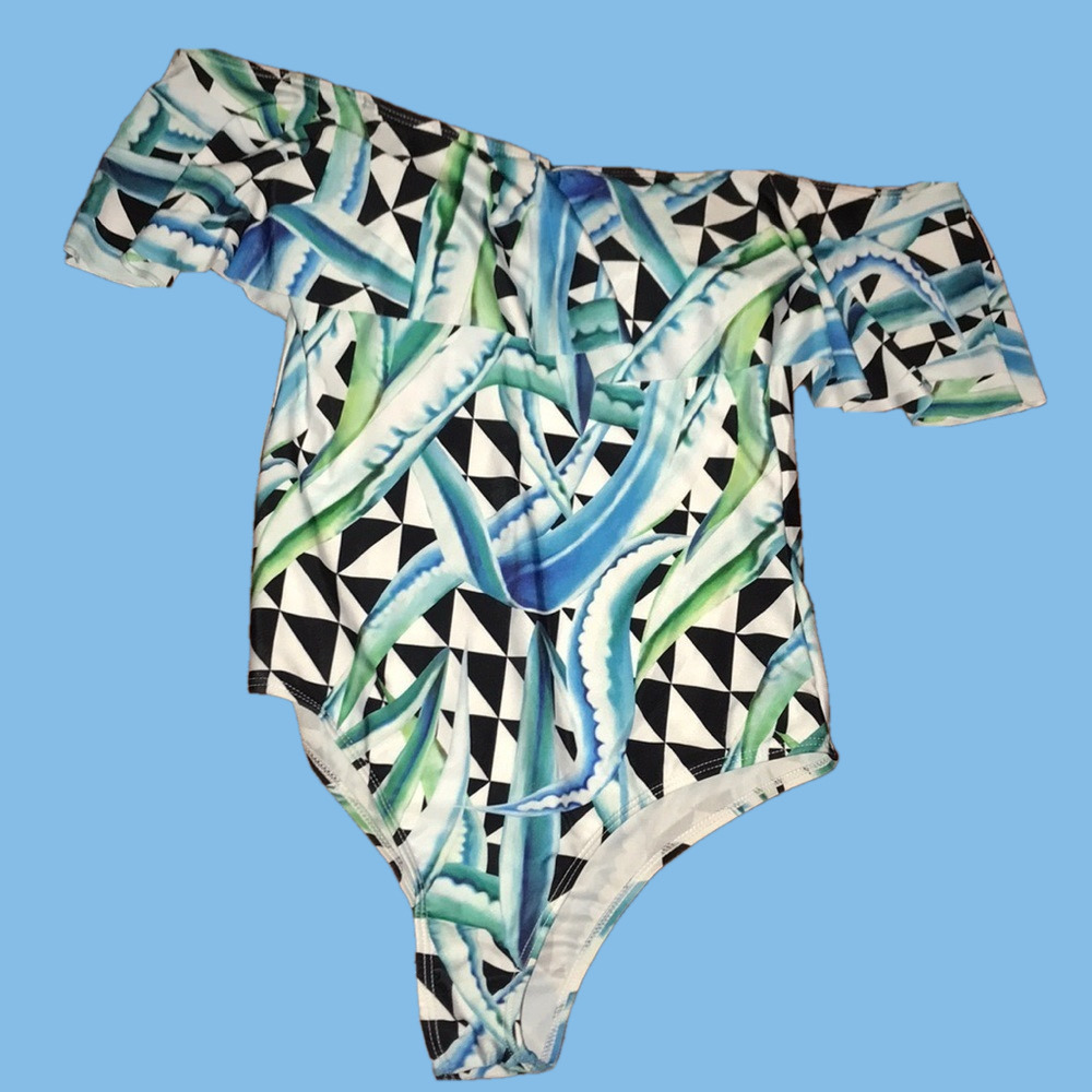 Nwot Absolutely stunning women’s med swimsuit